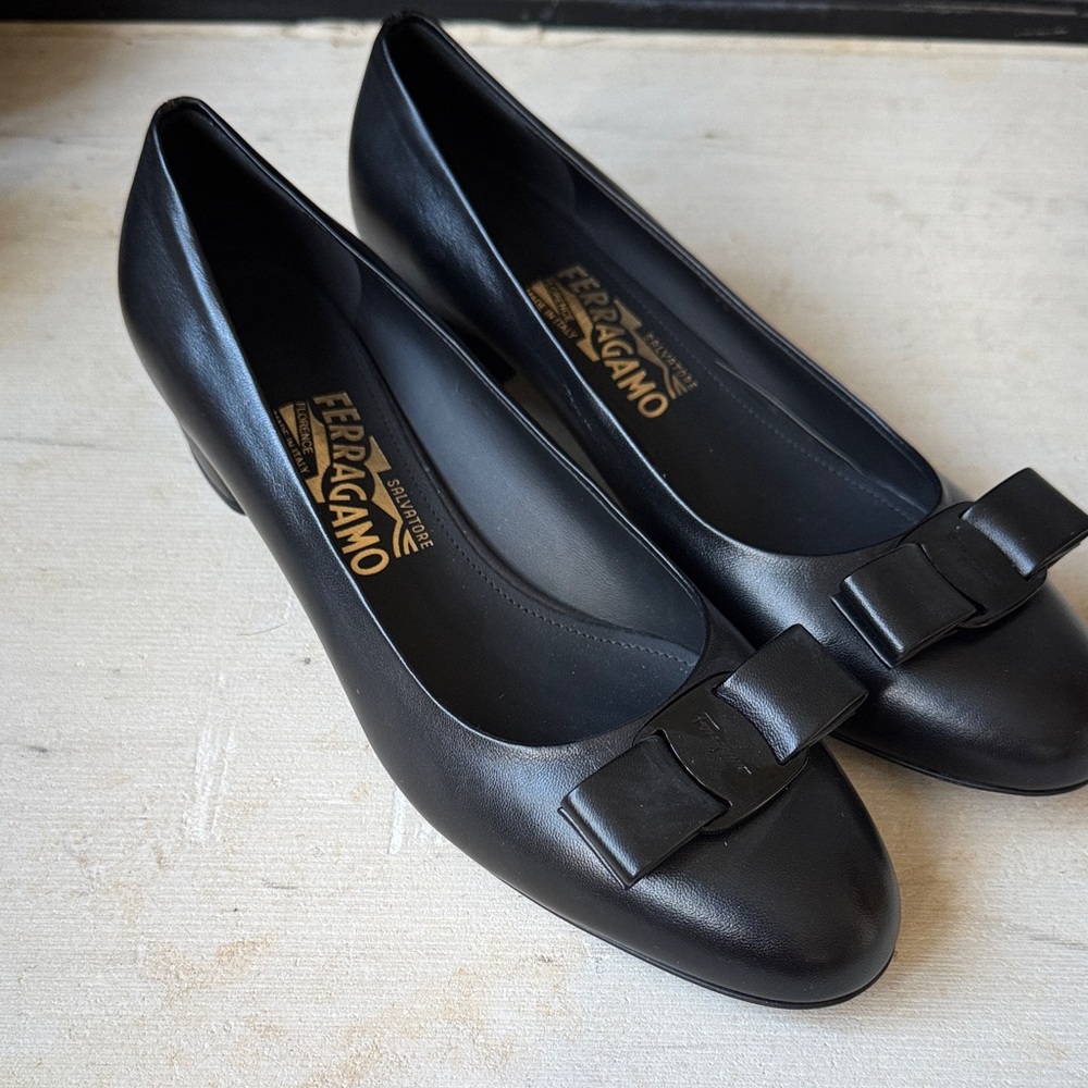 Salvatore Ferragamo Elegant Black Bow Loafers